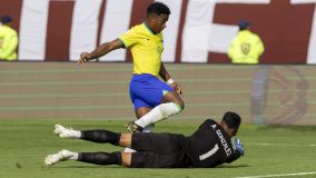 Endrick tenta lance para a Seleção Brasileira na derrota contra o Paraguai pelo Pré-Olímpico