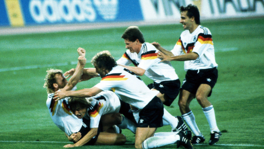 Alemanha comemora gol na Copa do Mundo de 1990 / @DFB_Team