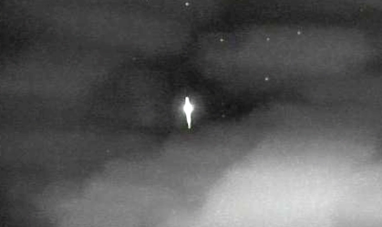 Os cientistas acreditam que objeto luminoso possa ser um satélite desativado ou corpo de foguete, que, dentro de algum tempo, deve queimar na reentrada da atmosfera.