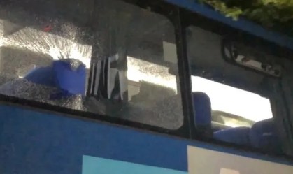 Torcedor que arremessou garrafa em ônibus do Palmeiras é identificado e preso, diz PM