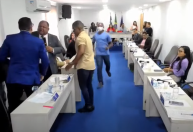 Vereadores trocam socos durante sessão na Câmara de Lauro de Freitas (BA); veja
