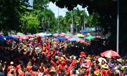 Desfile do Bloco Quizomba arrasta uma multidão de foliões pelas ruas da Lapa
