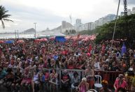 Blocos do pós-Carnaval arrastam foliões para as ruas do RJ neste domingo (18)