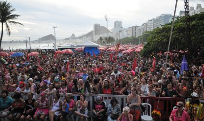 Desfile do Bloco Mulheres de Chico na Praia do Leme, no Rio