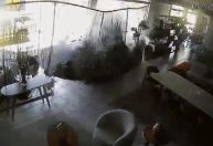 Vídeo: Carro invade loja e destrói móveis, no interior de SP