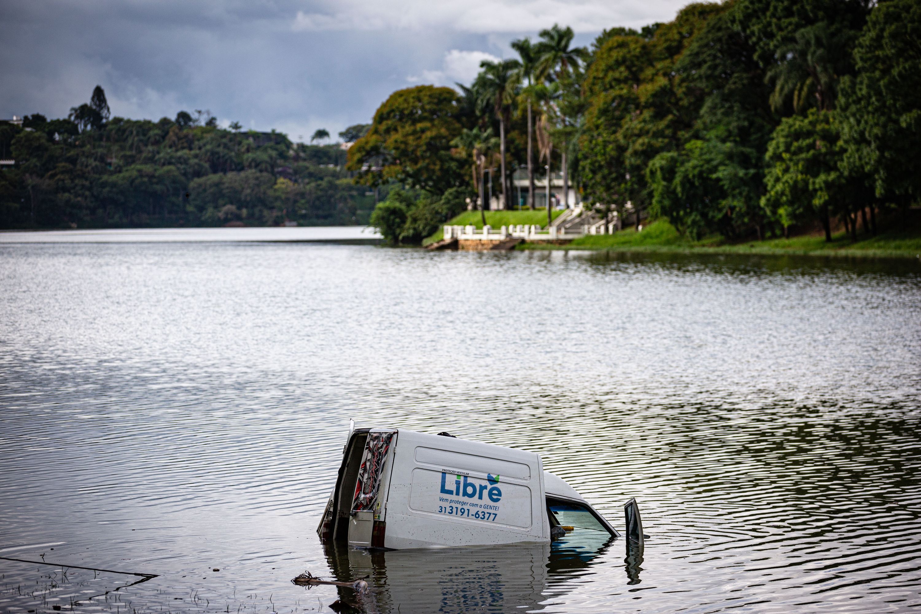 Carro cai dentro da Lagoa da Pampulha em BH
