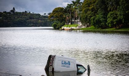 Carro cai dentro da Lagoa da Pampulha em BH