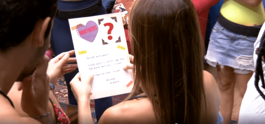 Beatriz lendo a carta misteriosa deixada pelo "Invasor" no BBB24 / Reprodução/Globo