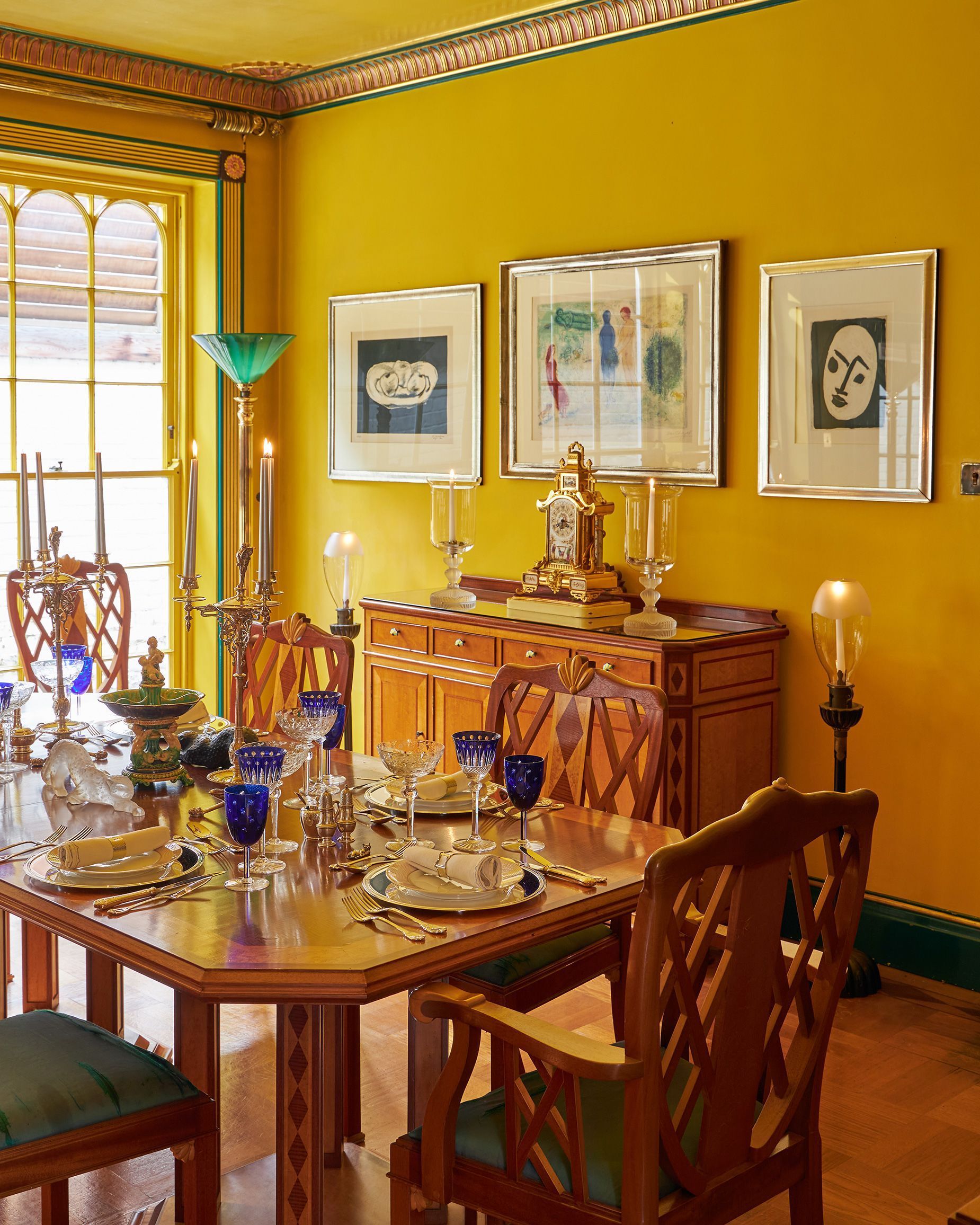 Sala de jantar foi colorida com a cor favorita de Mercury / Barney Hindle/Knight Frank