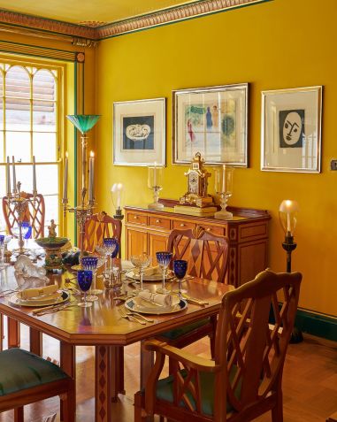 Sala de jantar foi colorida com a cor favorita de Mercury / Barney Hindle/Knight Frank
