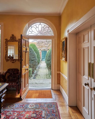 A entrada da antiga casa de Freddie Mercury / Barney Hindle/Knight Frank