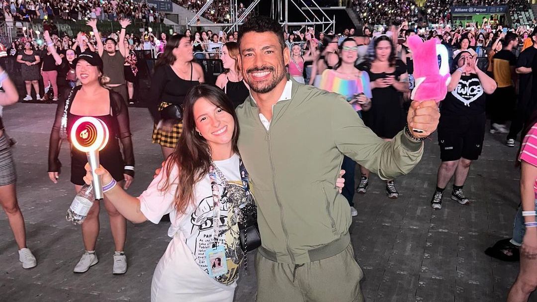 Cauã Reymond e sua irmã estiveram no show do Twice, em SP, na quarta-feira (7)