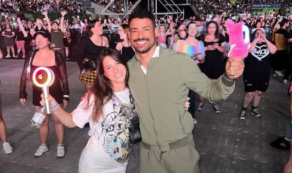 Cauã Reymond leva filha ao show do Twice em São Paulo