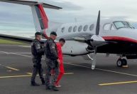 Preso por morte de soldado da Rota é transferido de MG para São Paulo em avião da Polícia Militar