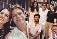 Veteranos na faculdade, Chris Flores e Fábio Assunção recepcionam novos alunos