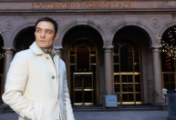 Ed Westwick revisita local de gravações de 