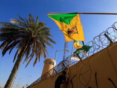A bandeira da milícia Kataib Hezbollah hasteada em um protesto em frente à Embaixada dos EUA em Bagdá, Iraque, em 2019.