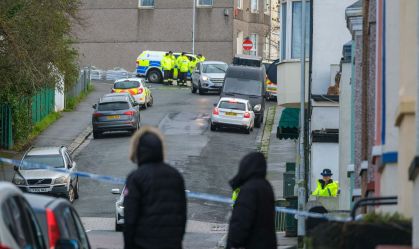 Bomba não detonada da Segunda Guerra Mundial é encontrada em jardim na Inglaterra