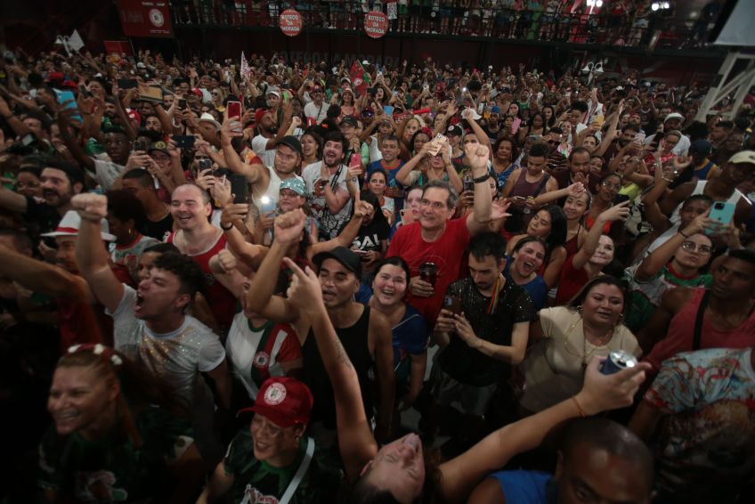 Integrantes e torcedores da escola de samba Mocidade Alegre, campeã do Grupo Especial do Carnaval de São Paulo 2024, comemoram título na sede da agremiação, no bairro do Limão, na zona norte da capital paulista, na tarde desta terça-feira (13) / FELIPE RAU/ESTADÃO CONTEÚDO