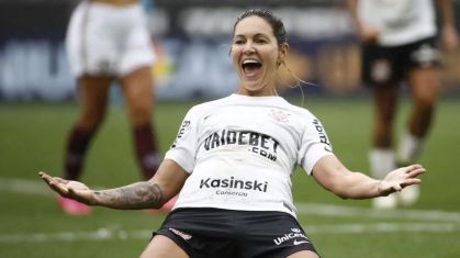 Gabi Zanotti comemora gol na semifinal da Supercopa Feminina
