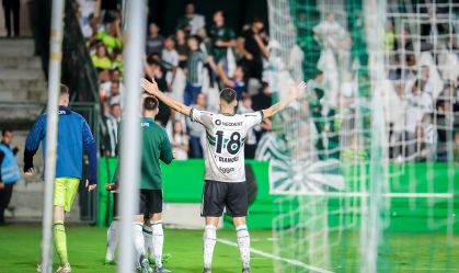 Em jogo de homenagens, Coritiba busca o empate contra o Athletico-PR no Estadual