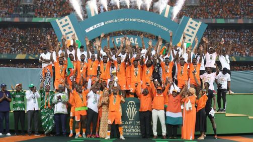 Jogadores da Costa do Marfim levantam a taça da Copa Africana de Nações