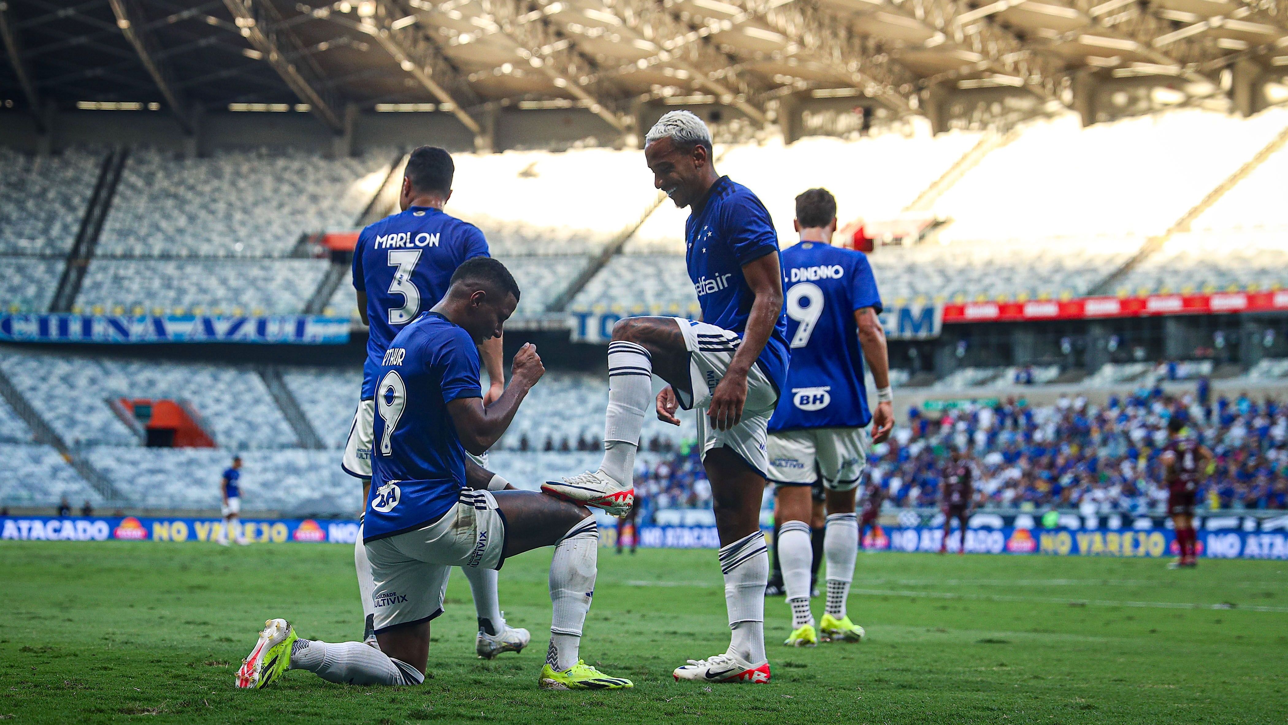Arthur Pereira ‘engraxou’ a chuteira de Matheus Pereira na comemoração do terceiro gol do Cruzeiro
