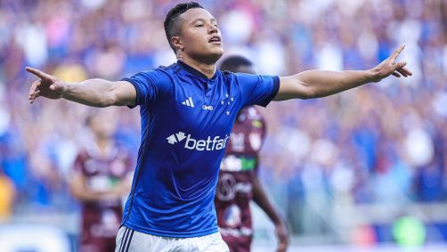 Marlon comemora o primeiro gol do Cruzeiro sobre o Patrocinense