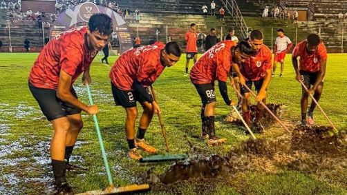 Jogadores do Sub-20 do Real Noroeste tentaram tirar as poças do gramado