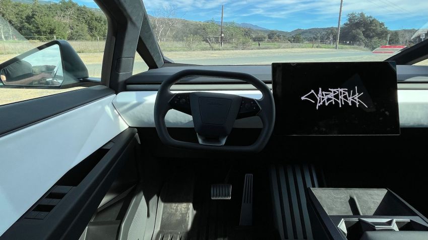 O interior simples do Tesla Cybertruck é bastante agradável, mas, com pouquíssimos interruptores ou botões, esta é a parte fácil. Crédito: Peter Valdes-Dapena/CNN