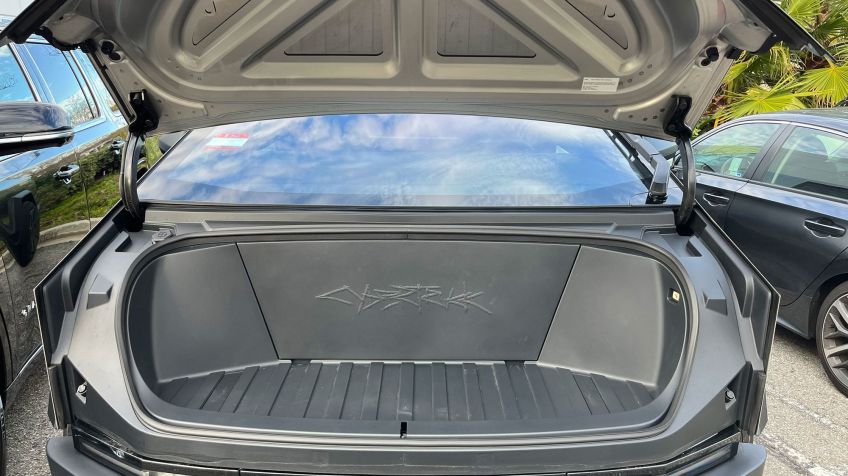 O "frunk" do Cybertruck tem utilidade limitada em comparação com os das caminhonetes da Ford, General Motors ou Rivian. Crédito: Peter Valdes-Dapena/CNN