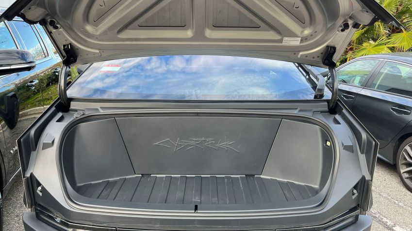 O "frunk" do Cybertruck tem utilidade limitada em comparação com os das caminhonetes da Ford, General Motors ou Rivian. Crédito: Peter Valdes-Dapena/CNN