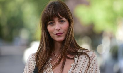 Dakota Johnson aparece de visual novo em trailer de "Daddio"; confira