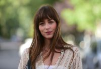 Em Cannes, Dakota Johnson fala sobre produzir filmes: "Queria mais"