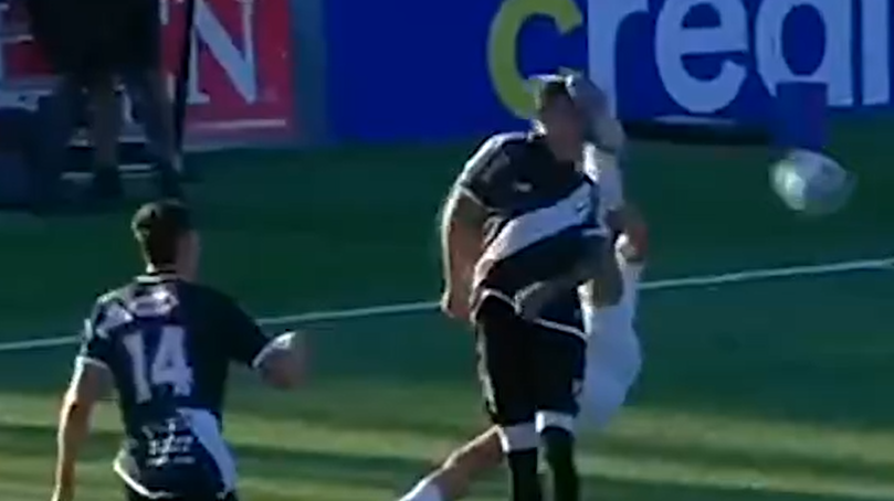 Tentativa de bicicleta termina em chute no rosto em jogo no Uruguai