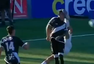 Vídeo: Jogador tenta bicicleta, mas acerta em cheio o rosto de rival