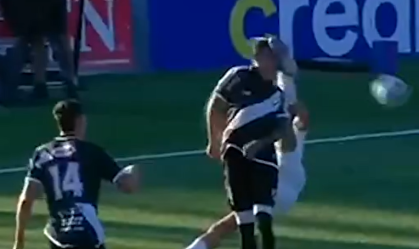Tentativa de bicicleta termina em chute no rosto em jogo no Uruguai