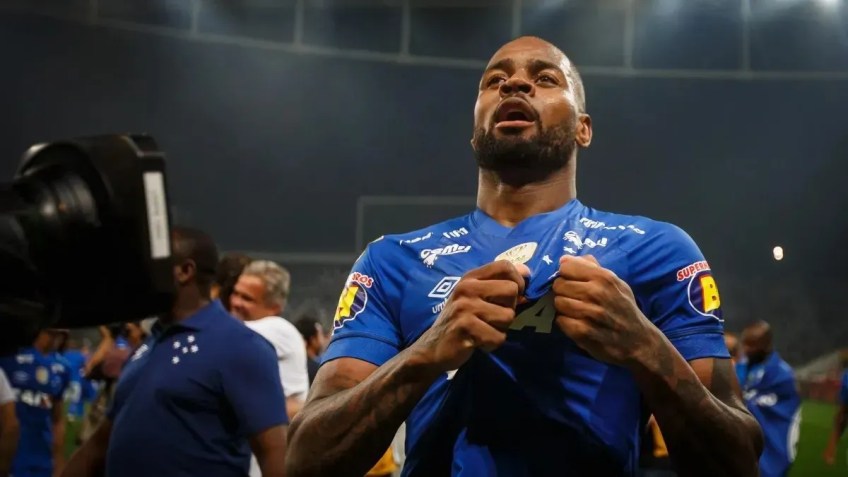 Zagueiro dedé com a camisa do Cruzeiro / Vinnicius Silva/Cruzeiro