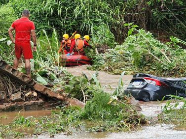 Veículo é arrastado para o interior de um córrego pelas chuvas intensas que atingiram a cidade de Suzano, na Região Metropolitana de São Paulo