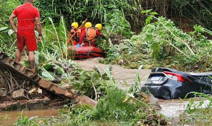 Veículo é arrastado para o interior de um córrego pelas chuvas intensas que atingiram a cidade de Suzano, na Região Metropolitana de São Paulo