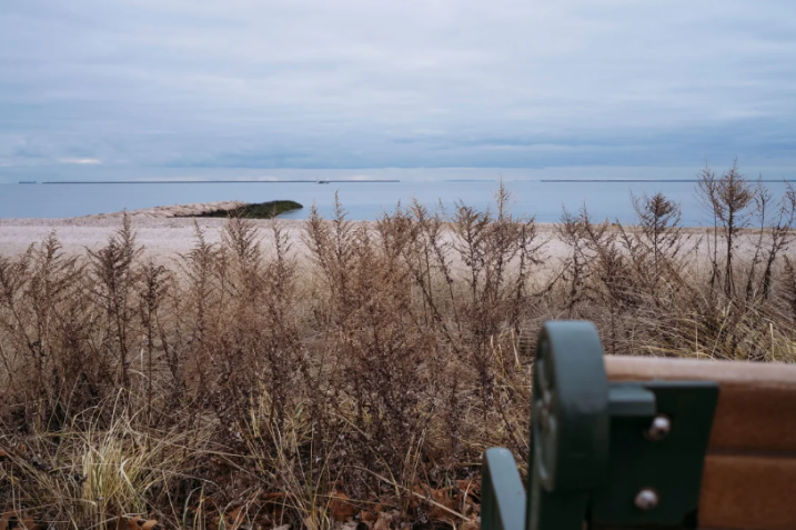 Um dia nublado em Savin Rock Beach, em West Haven, Connecticut. A grande maioria dos estados, incluindo Connecticut, não possui leis contra fraudes na fertilidade / Laura Oliverio/CNN