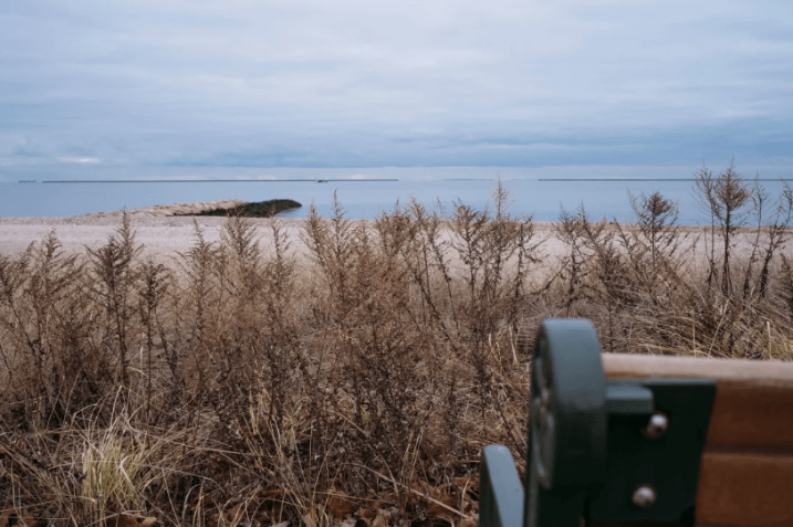 Um dia nublado em Savin Rock Beach, em West Haven, Connecticut. A grande maioria dos estados, incluindo Connecticut, não possui leis contra fraudes na fertilidade / Laura Oliverio/CNN