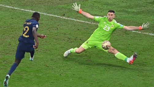 Dibu Martínez fazendo defesa na final da Copa do Mundo