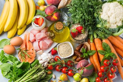 Conjunto de vegetais, frutas, verduras, peixe e aves vistos de cima