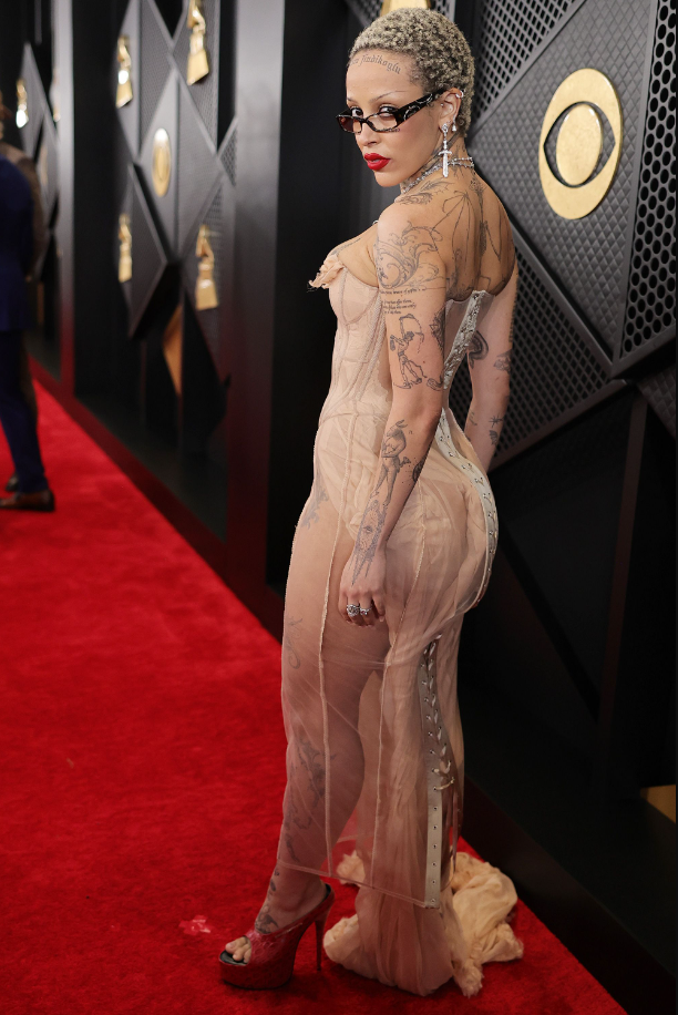 Doja Cat estava coberta de tatuagens temporárias na premiação do Grammy no domingo em Los Angeles / Neilson Barnard/Getty Images