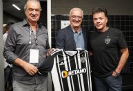 Dorival vai à Arena MRV, ganha camisa e assiste ao clássico