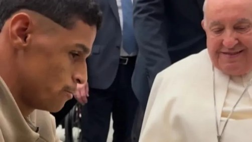 Luva de Pedreiro teve rápido encontro com papa Francisco no Vaticano