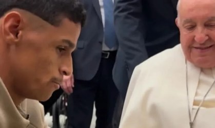 Luva de Pedreiro conhece Papa Francisco no Vaticano e faz pergunta inusitada