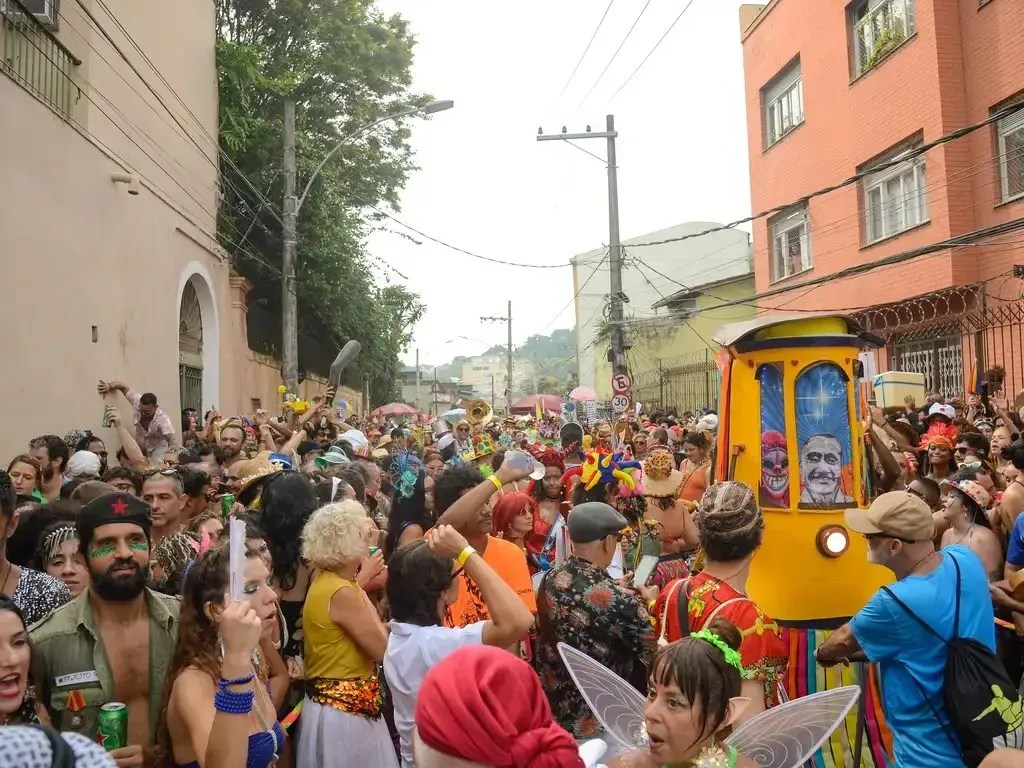 Bloco Céu na Terra lota ruas do bairro de Santa Teresa, na região central do Rio