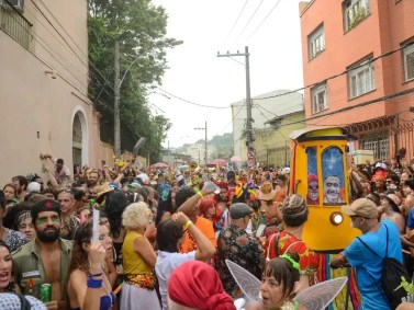 Bloco Céu na Terra lota ruas do bairro de Santa Teresa, na região central do Rio